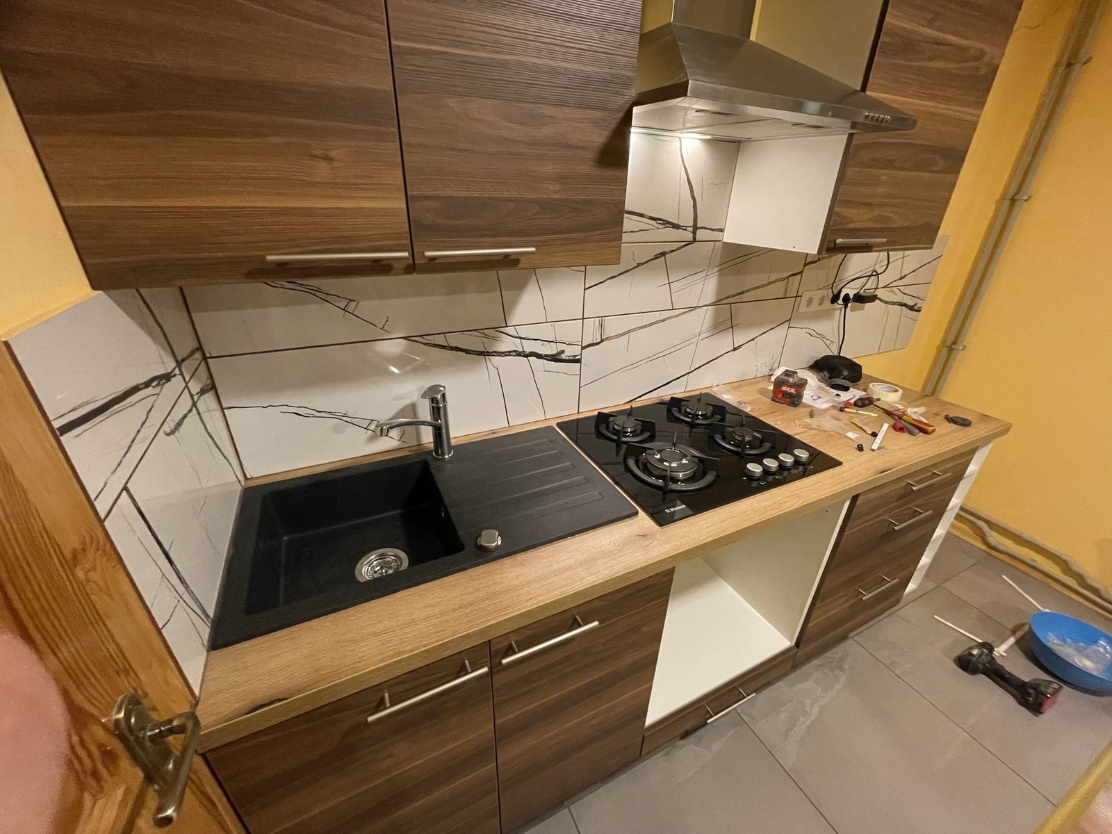 Cocina: fregadero, gas y campana.