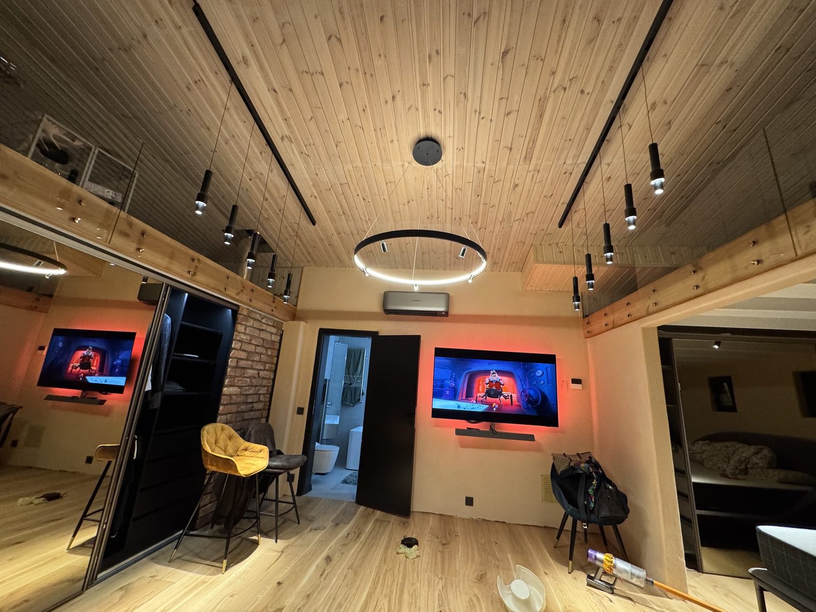 Interior: techo, luz y acabados.