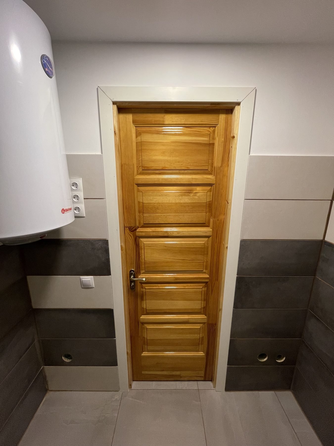 Puerta de baño y alicatado.