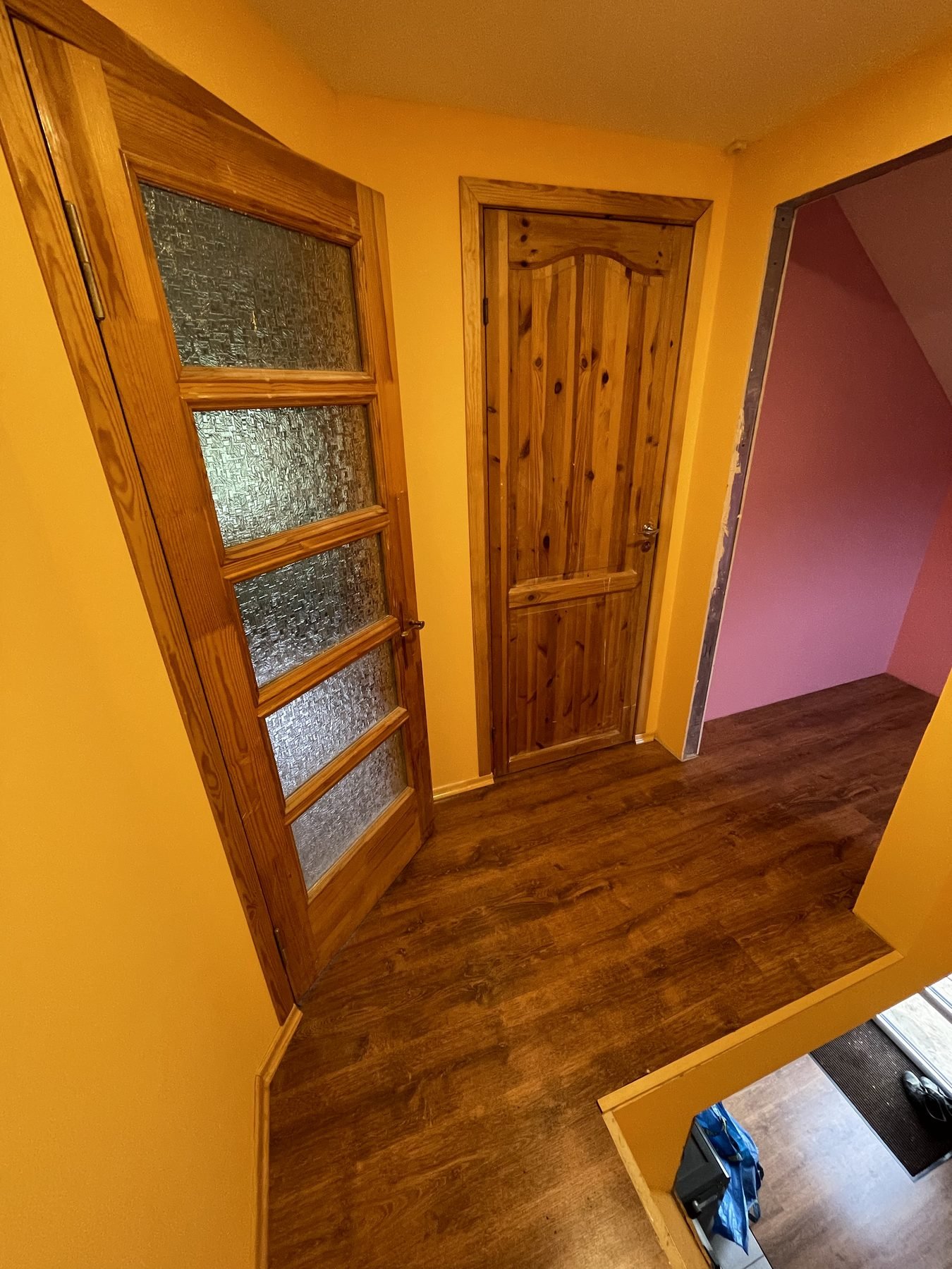 Puertas de madera y pasillo.