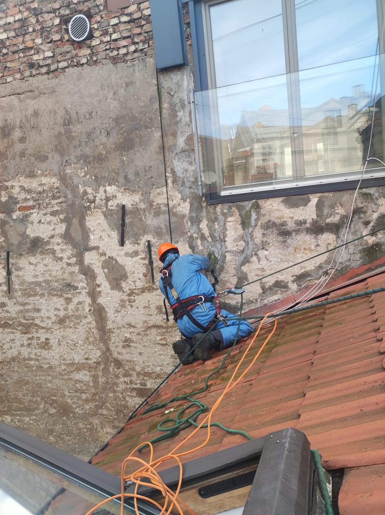 Reparación de tejado. Trabajo vertical con líneas de vida.
